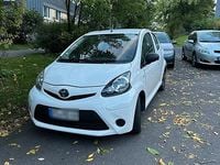 Gebraucht Toyota Aygo 68 PS (50 kW) 2014 Weiß Kleinwagen