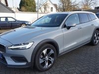Gebraucht Volvo V60 CC Plus 197 PS (144 kW) 2023 Vapour grey Kombi