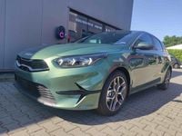 Neu Kia Ceed Platinum 140 PS (102 kW) 2025 Experience grün Kleinwagen