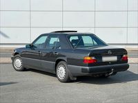 Używany Mercedes E230 136 KM (100 kW) 1990 Brązowy Sedan/Limuzyna