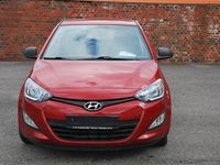 Gebraucht Hyundai i20 Style 101 PS (74 kW) 2014 Rot Limousine