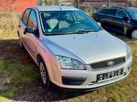 Gebraucht Ford Focus Trend 80 PS (58 kW) 2005 Silber Limousine