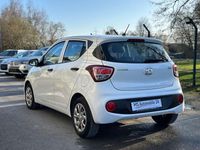 Gebraucht Hyundai i10 Classic 67 PS (49 kW) 2017 Weiß Kleinwagen