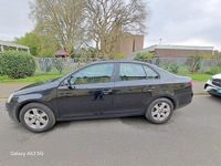 Second-hand VW Jetta 102 CP (75 kW) 2005 Negru Berlinǎ