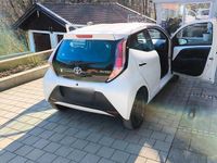 Gebraucht Toyota Aygo 69 PS (50 kW) 2017 Weiß Kleinwagen