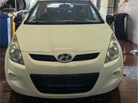 Gebraucht Hyundai i20 70 PS (51 kW) 2012 Weiß Kleinwagen