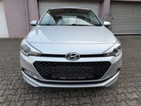 Gebraucht Hyundai i20 101 PS (74 kW) 2016 Silber Kleinwagen