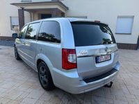 Gebraucht Lancia Voyager Gold 163 PS (119 kW) 2011 Colore esterno (bright silver) Van / Kleinbus