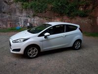 Gebraucht Ford Fiesta Ambiente 60 PS (44 kW) 2014 Weiß Kleinwagen