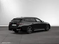 Gebraucht BMW 520 M Sport 197 PS (144 kW) 2025 Saphirschwarz metallic Kombi