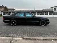 Używany Mercedes E280 210 KM (154 kW) 2001 Czarny Sedan/Limuzyna