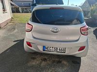 Gebraucht Hyundai i10 87 PS (63 kW) 2015 Silber Kleinwagen
