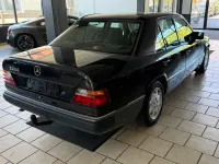 Gebraucht Mercedes E230 132 PS (97 kW) 1992 Schwarz Limousine