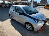 Gebraucht Toyota Aygo 69 PS (50 kW) 2018 Silber Kleinwagen