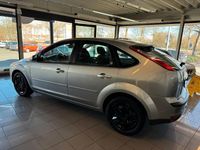 Gebraucht Ford Focus Ghia 116 PS (85 kW) 2005 Silber Limousine