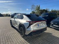 Gebraucht Toyota bZ4X Basis 160 kW (218 PS) 2022 Cosmicsilber metallic/ dach schwarz SUV