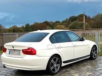 Gebraucht BMW 320 170 PS (125 kW) 2011 Weiß Limousine