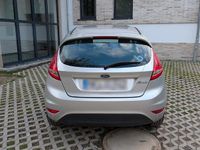 Gebraucht Ford Fiesta 82 PS (60 kW) 2010 Silber Kleinwagen