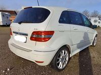 Gebraucht Mercedes B200 140 PS (102 kW) 2011 Weiß Van / Kleinbus