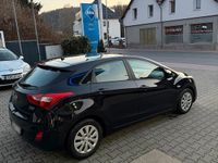 Gebraucht Hyundai i30 100 PS (73 kW) 2016 Schwarz Kleinwagen