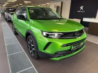 Gebraucht Opel Mokka Elegance 101 PS (74 kW) 2024 Lackierung matcha green/typ au SUV