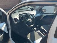 Gebraucht Toyota Aygo 69 PS (50 kW) 2016 Weiß Kleinwagen