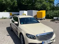 Usado Mercedes E220 194 CV (142 kW) 2021 Amarillo Familiar