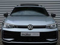 Gebraucht VW Passat R-line 150 PS (110 kW) 2024 Oyster silver metallic Kombi