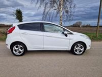 Gebraucht Ford Fiesta Titanium 82 PS (60 kW) 2010 Frostweiß Kleinwagen