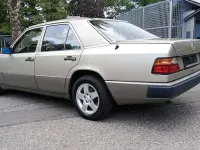 Gebraucht Mercedes E230 132 PS (97 kW) 1991 Gold Limousine
