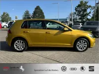 Gebraucht VW Golf VII 125 PS (91 kW) 2017 Curcuma yellow metallic Limousine