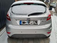 Gebraucht Ford Fiesta Ghia 82 PS (60 kW) 2009 Silber Limousine