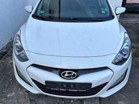 Gebraucht Hyundai i30 Classic 99 PS (72 kW) 2014 Creamy white / sol Kleinwagen