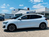 Gebraucht Ford Focus Titanium 125 PS (91 kW) 2023 Frostweiß Limousine