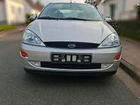 Usado Ford Focus 101 HP (74 kW) 2000 Prateado Sedan