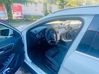 gebraucht Mercedes GLA180 -*NAVI*BIXENON*TEILEDER