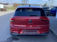 Używany VW Golf VIII Active 131 KM (96 kW) 2022 Czerwony Sedan/Limuzyna