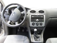 Gebraucht Ford Focus Trend 116 PS (85 kW) 2005 Silber metallic Limousine