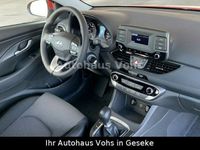 Gebraucht Hyundai i30 120 PS (88 kW) 2024 Rot Limousine
