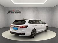 Gebraucht VW Passat R-line 150 PS (110 kW) 2024 Oryxweiß perlmutteffekt/grenadillschwarz metallic Kombi