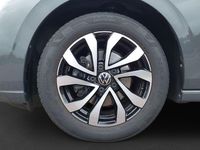 Gebraucht VW Golf VIII Active 131 PS (96 kW) 2022 Grau Limousine