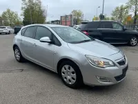 Używany Opel Astra Design Edition 116 KM (85 kW) 2011 Srebrny Sedan/Limuzyna