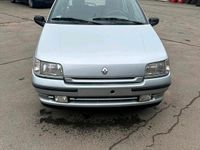 Second-hand Renault Clio 75 CP (55 kW) 1995 Argintiu Hatchback