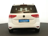 Gebraucht VW Touran Highline 150 PS (110 kW) 2023 Oryxweiss perlmutteffekt Van / Kleinbus