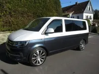 Gebraucht VW Caravelle 150 PS (110 kW) 2016 Indigoblauperleffekt/weiss Van