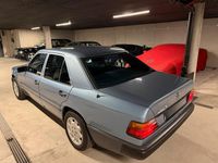 Gebraucht Mercedes E230 136 PS (100 kW) 1986 Blau Limousine