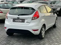 Gebraucht Ford Fiesta 80 PS (58 kW) 2015 Weiß Kleinwagen