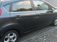 Gebraucht Ford Fiesta 92 PS (67 kW) 2010 Grau Kleinwagen