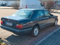 Second-hand Mercedes E230 132 CP (97 kW) 1992 Negru Berlinǎ