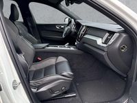 Gebraucht Volvo XC60 Plus 197 PS (144 kW) 2023 Crystal white pearl / metallic SUV